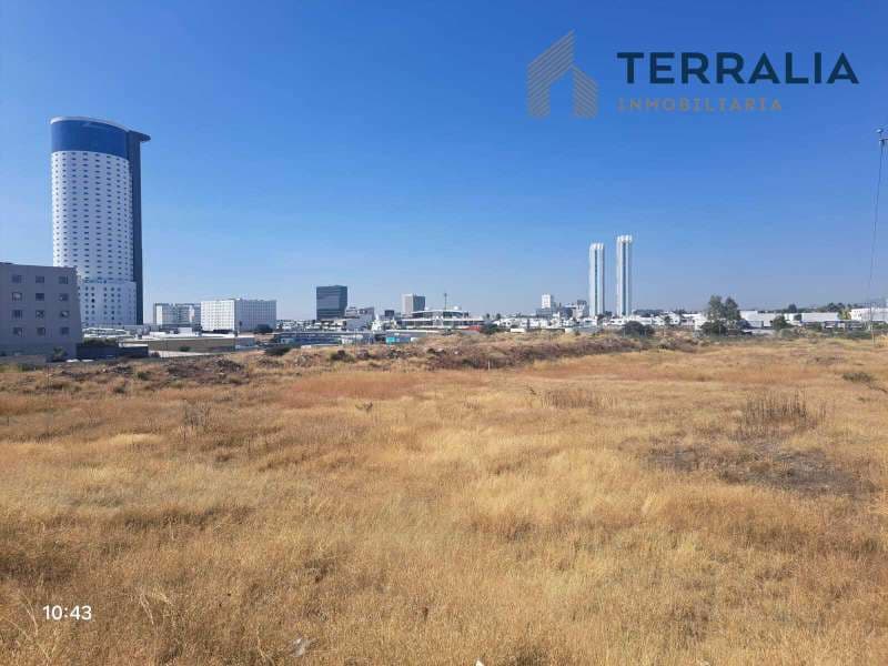 Terreno comercial y de servicio en Venta sobre Paseo de la República, Juriquilla